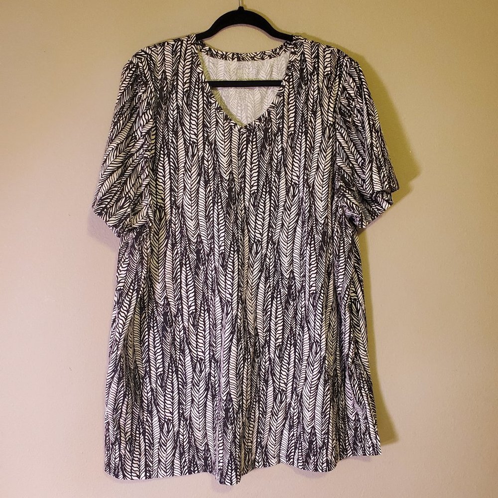 Easy Fit Tees Collection - V-Neck Black and White Feathery Design w/side slits